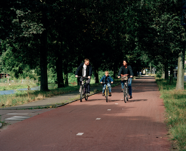 823899 Gezicht op het fietspad langs de Karl Marxdreef te Utrecht, met enkele fietsers.
